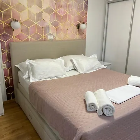 Niko, Near Beach, Free Parking, Wi-fi * Tucepi